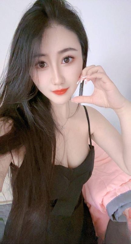 舌吻胸模御姐 图 3