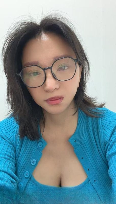 戴眼镜的大胸御姐