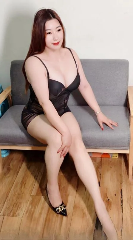 丰满白皙翘臀熟女