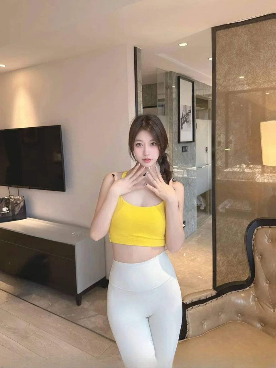 丰满翘臀水多美女 图 2