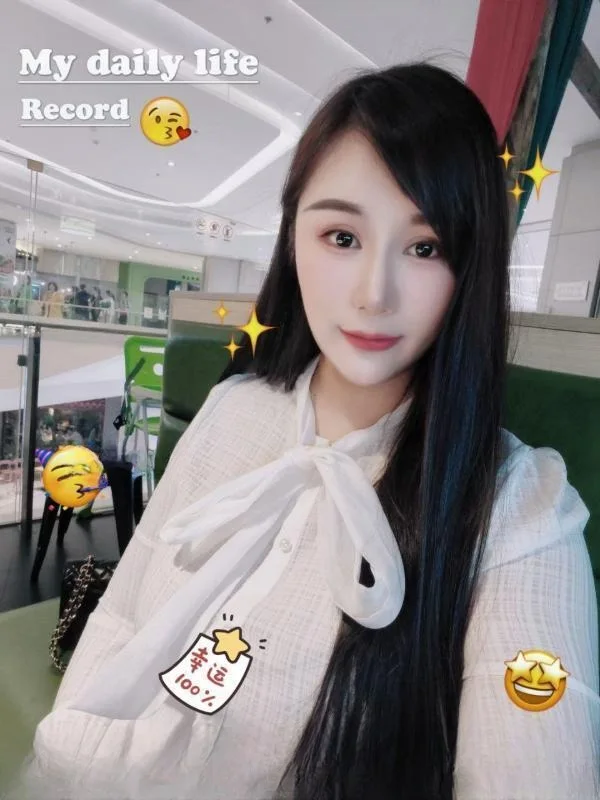 大胸翘臀妹子 图 2