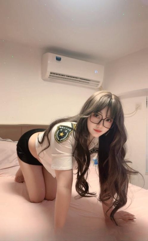 挑灯夜战骚货眼镜妹