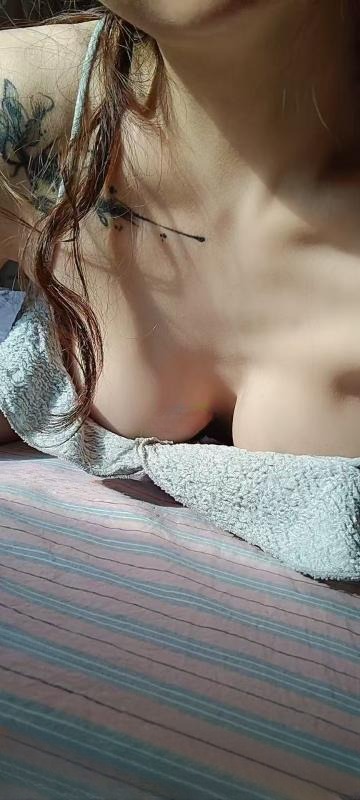 深喉纹身骚货 图 2