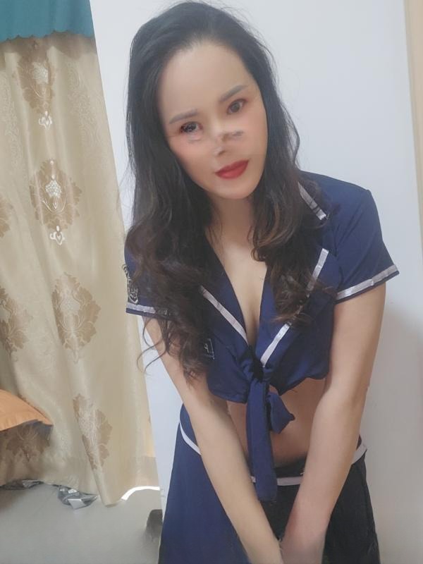 白云梅花园长腿御姐 图 3