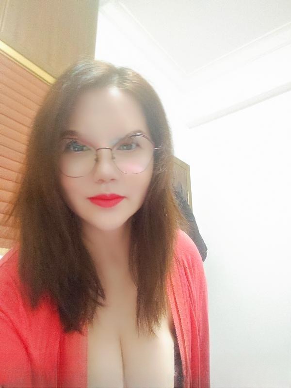 戴眼镜美少妇