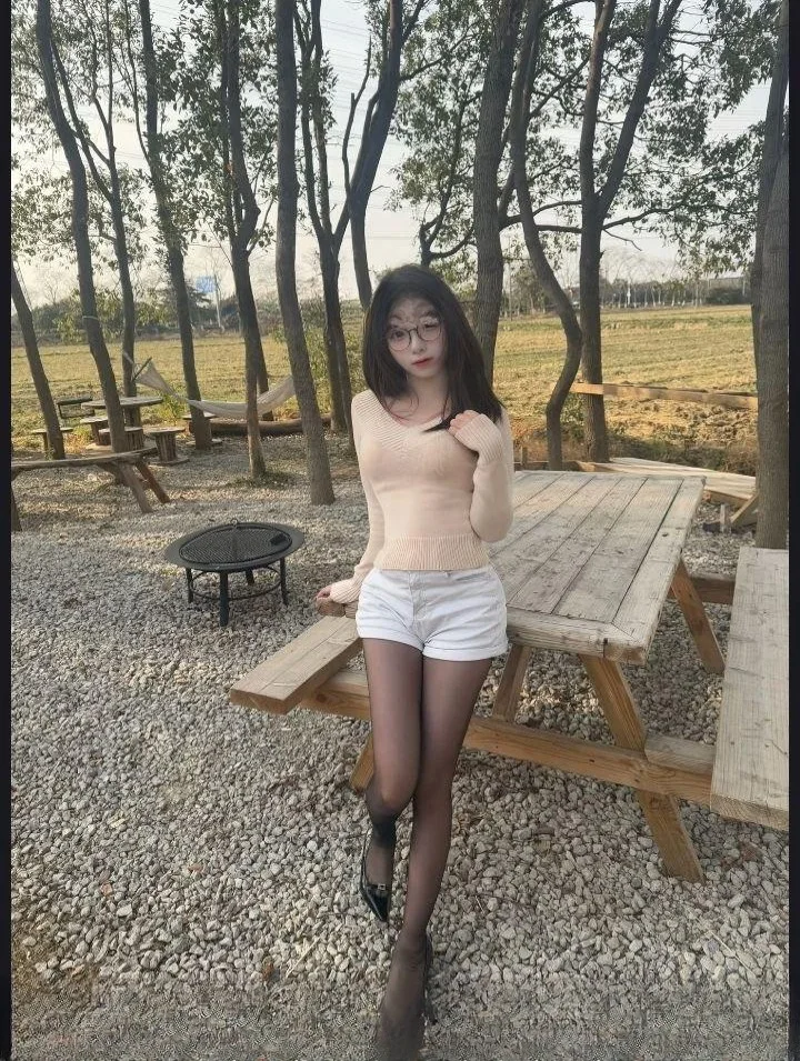 白裤子戴眼镜超骚 图 2