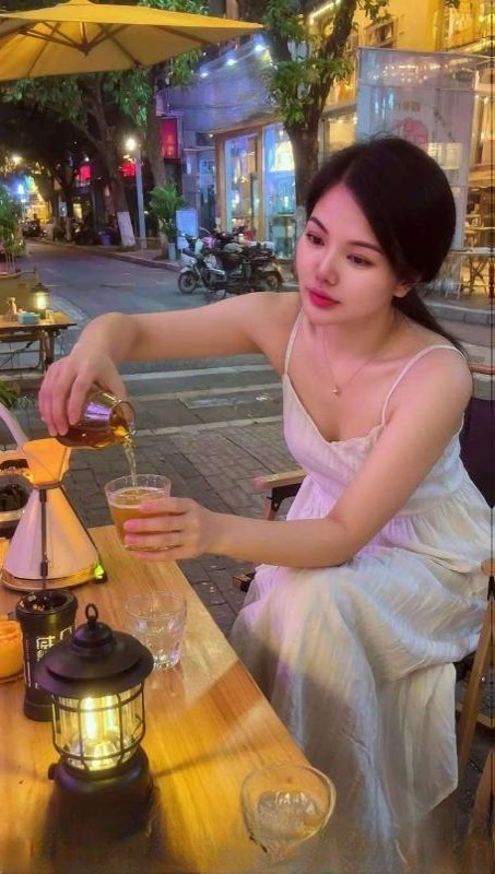 风骚性感肤白大胸妹子 图 3