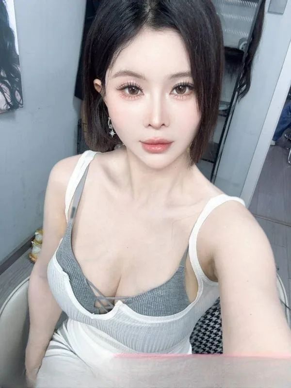 白虎一线天翘臀曦瑶