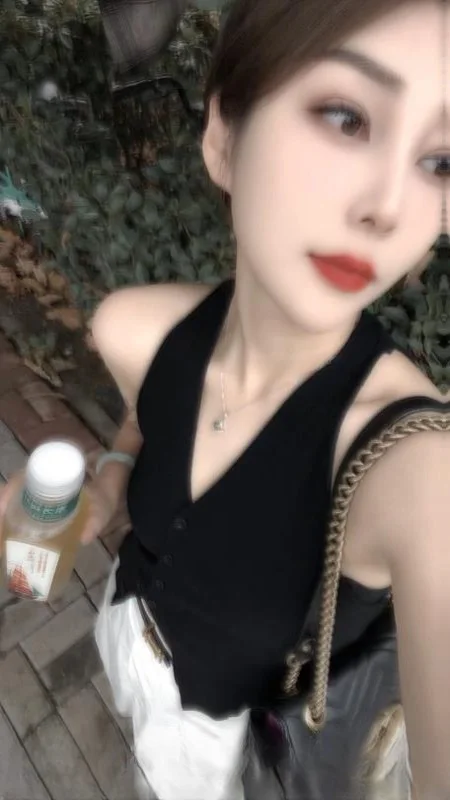年轻苗条少妇 图 3