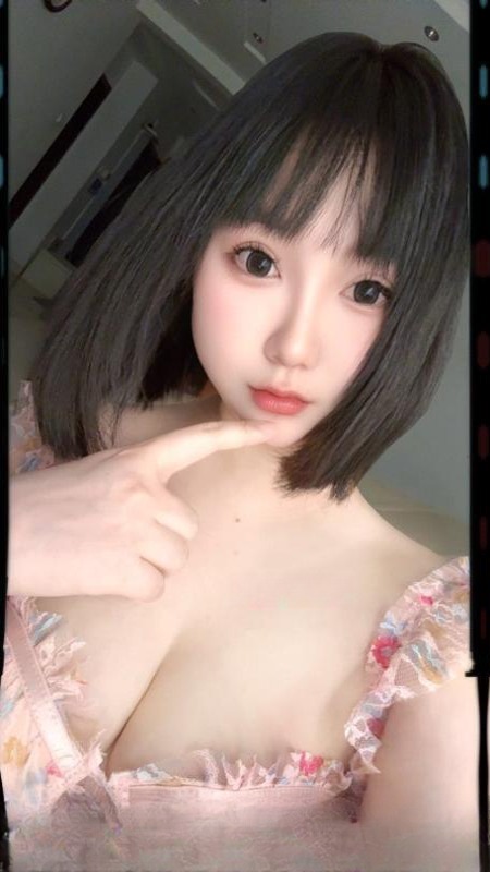 肤白短发大胸妹子