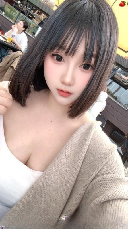 呆萌短发清纯妹子