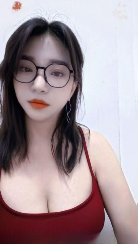 戴眼镜的大胸骚货