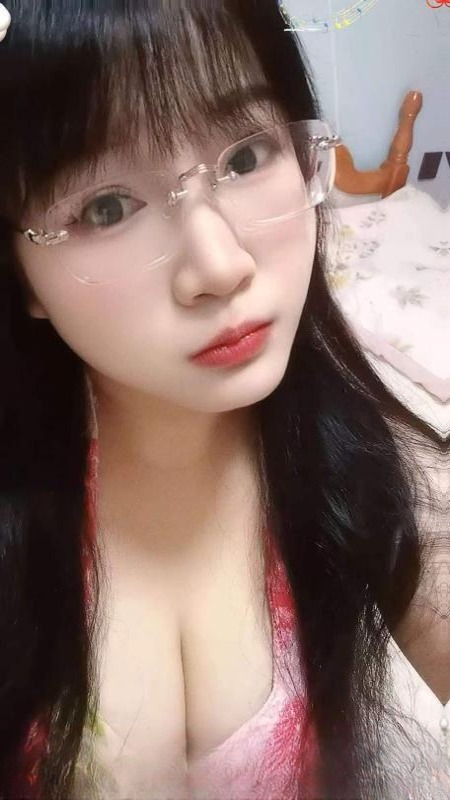 带眼镜的白嫩少妇