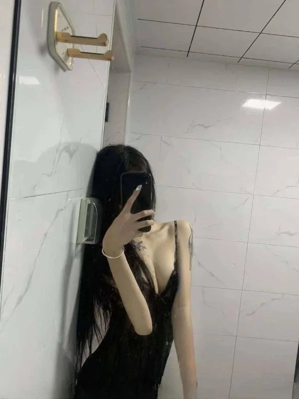 比比会喷水的纹身嫩妹 图 3