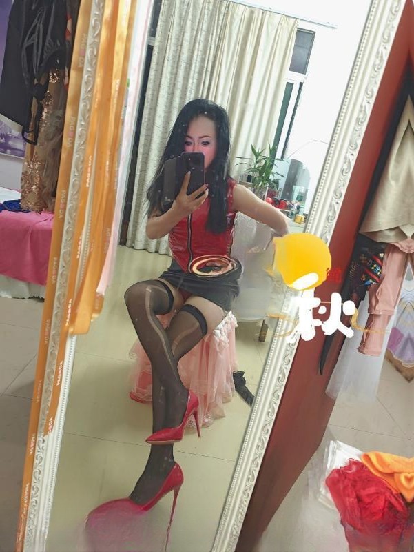 制服诱惑小骚妇