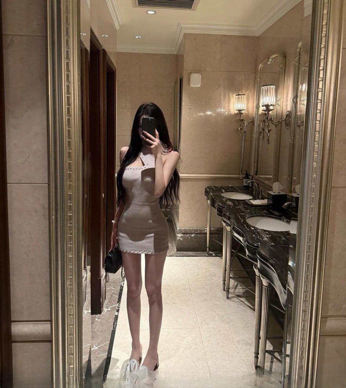 高挑长发苗条美女
