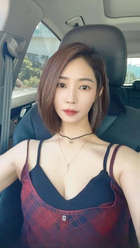短发气质御姐