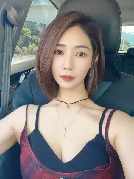 短发气质御姐