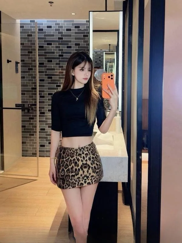 皮肤白嫩邻家女友老师 图 2