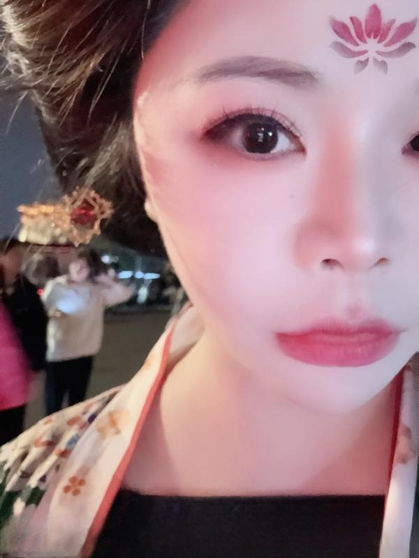 江岸大胸热情妹子 图 2