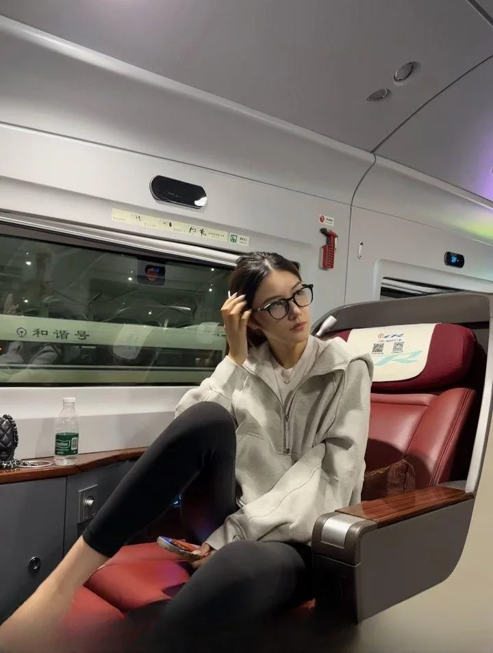 戴眼镜乘务姐极骚 图 2