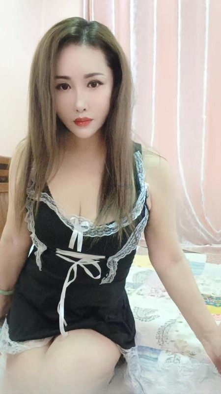 出击狂热舌吻熟女