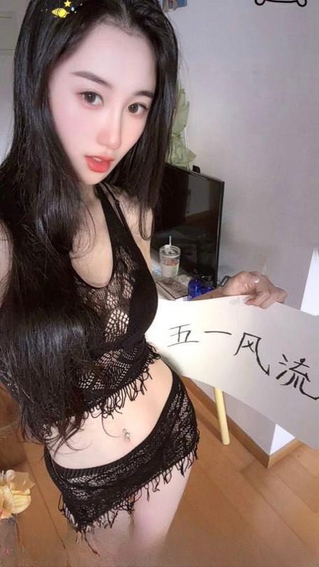 体验舌吻长腿妹子 图 2
