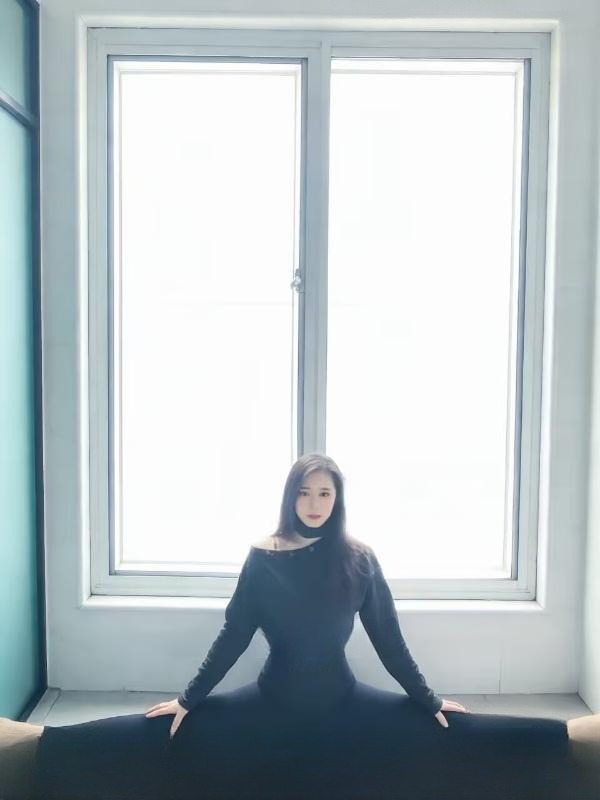 一字马性感少妇