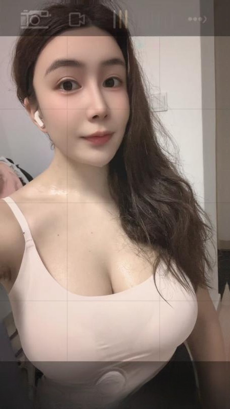 罍街附近的大奶妹 图 2