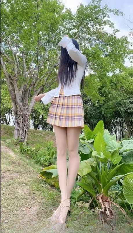 光谷大长腿芳芳 图 2