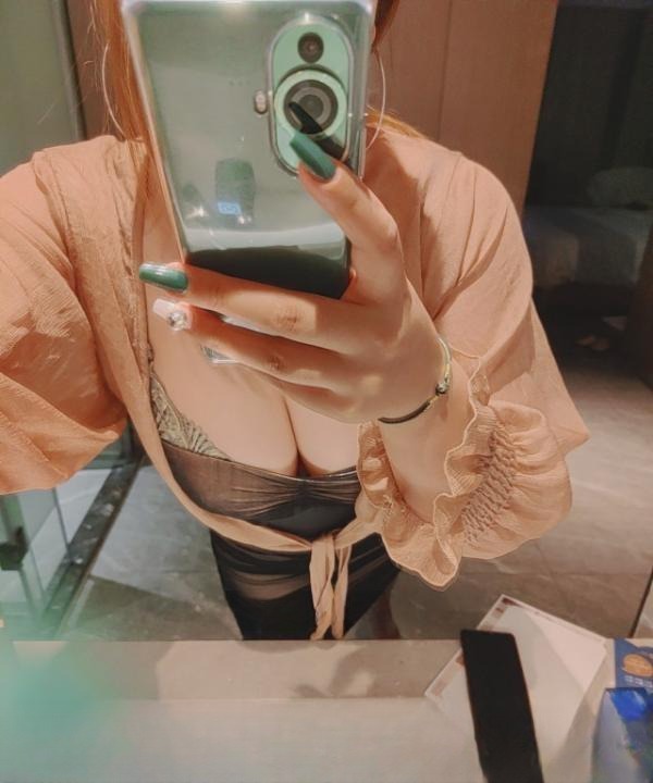 江岸大奶妞妞 图 2