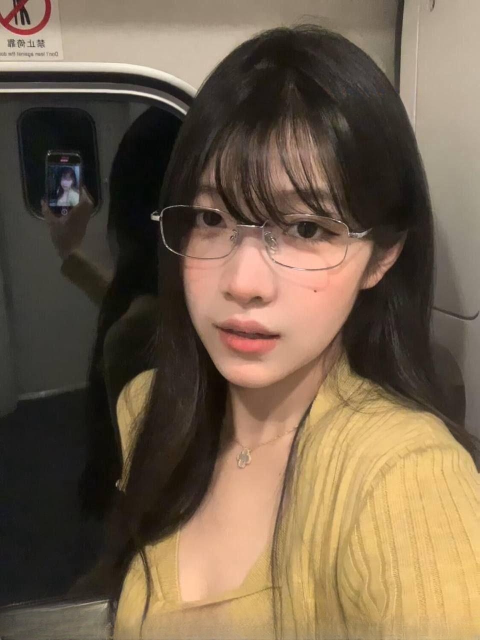 水多新人眼镜妹