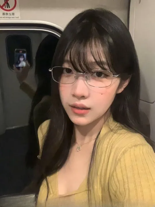 水多新人眼镜妹