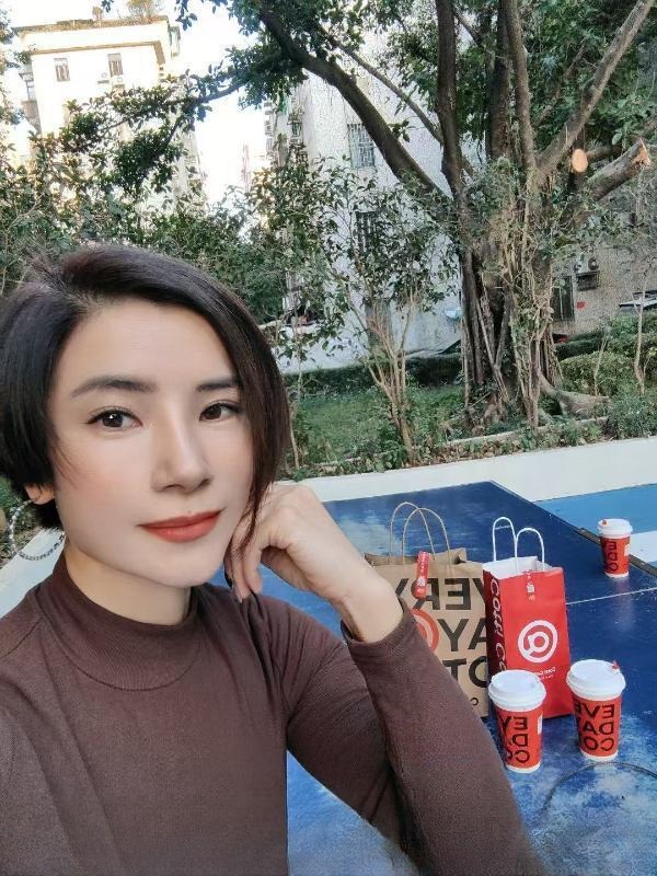 短发娜娜