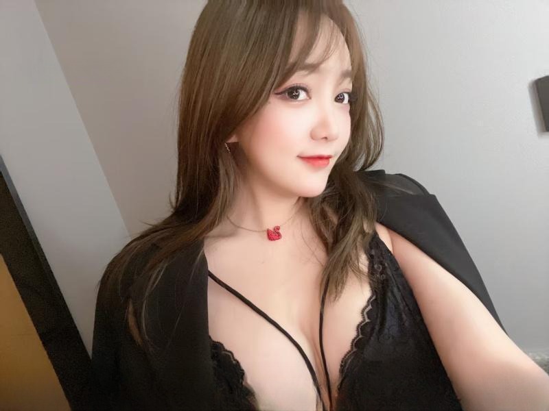 白嫩大眼萌妹