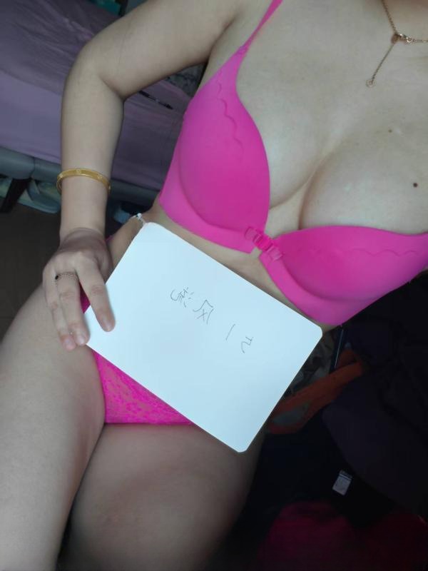 重庆身材高挑大胸美女