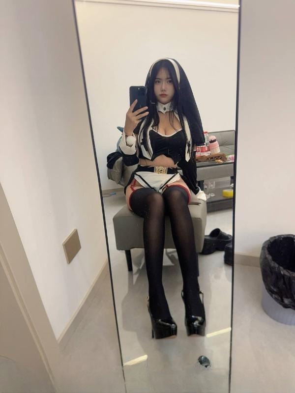 性感黑丝修女制服 图 3