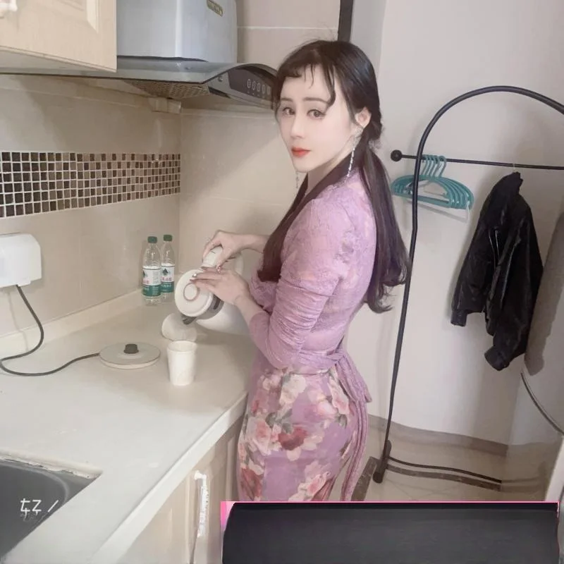 皮肤白皙翘臀姐姐 图 2