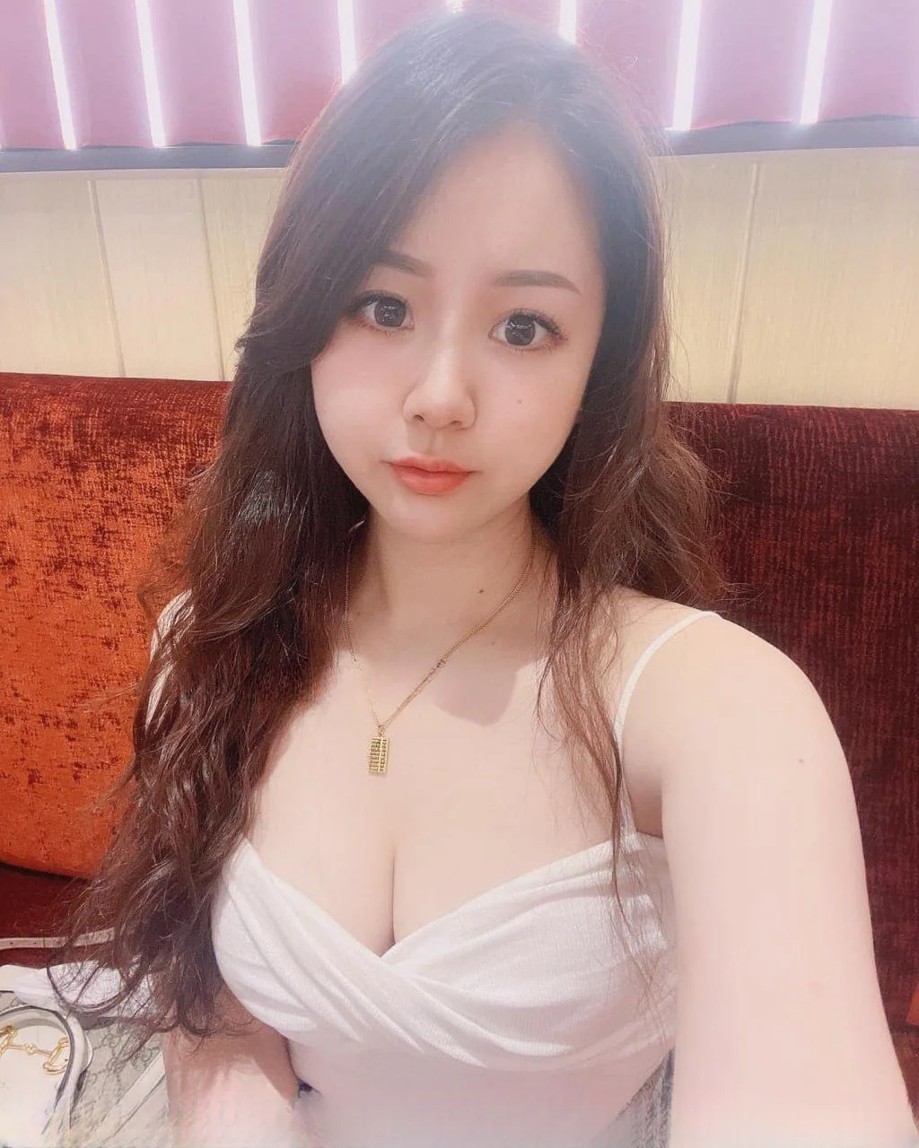 丰满娃娃脸小妹