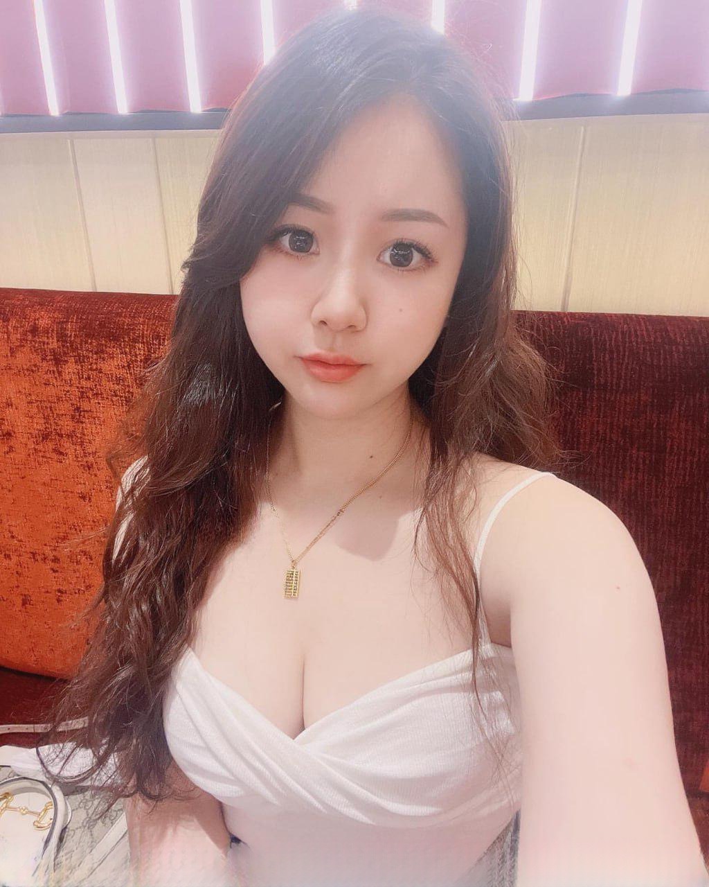 丰满娃娃脸小妹