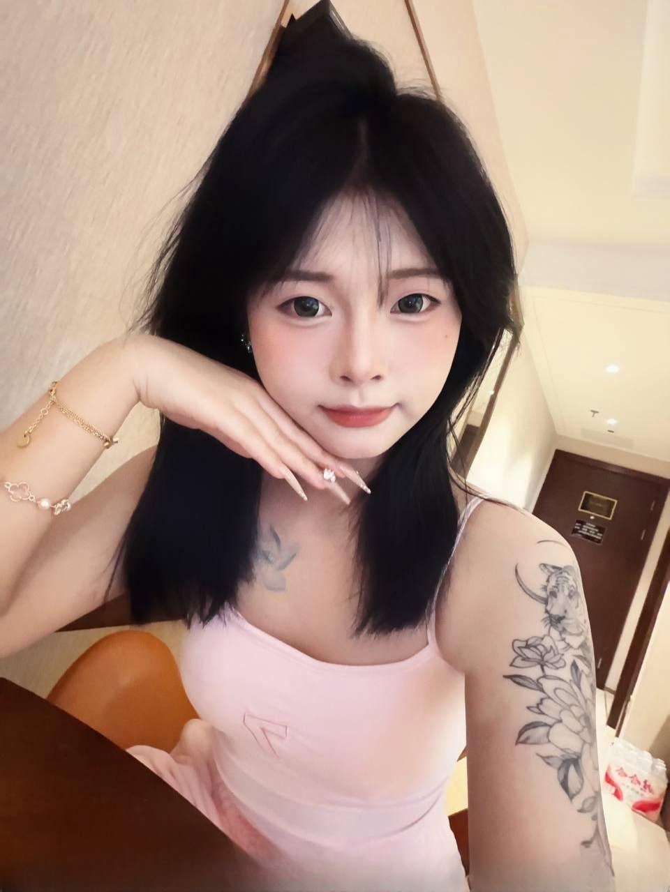 清纯嫩妹逼粉水多