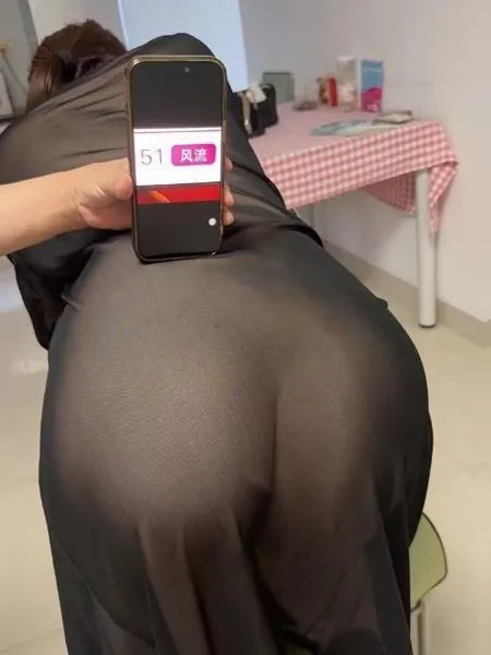 长腿翘臀少妇