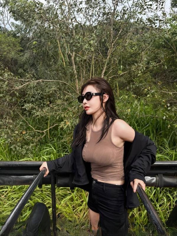 肤白胸大颜值服务妹子 图 3