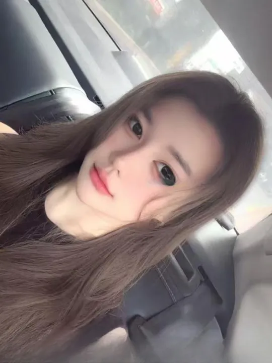 E杯依依可舌吻