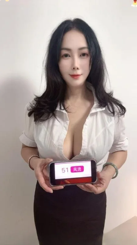 肤白长腿大胸少妇