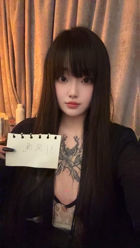 前凸后翘嫩妹珊珊