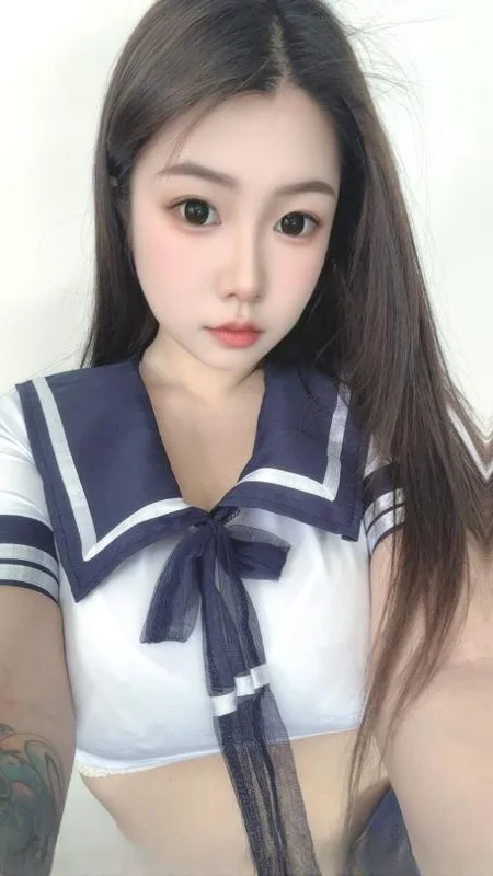 徐汇纹身制服大奶美女 图 2