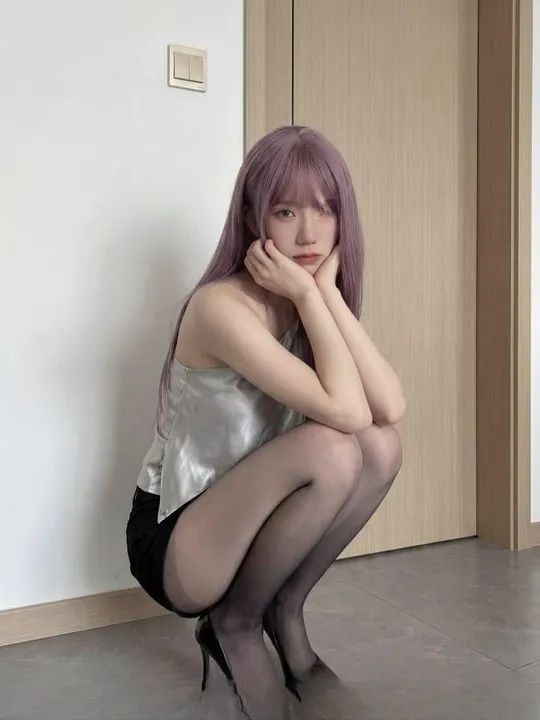 黑丝高挑渴望嫩妹