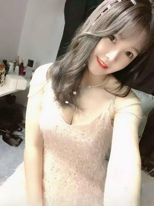 性感肤白小美