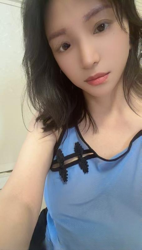 戴眼镜的大胸骚货 图 2